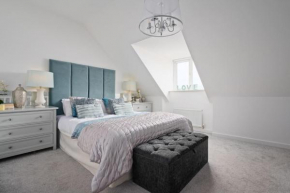 3x Double Beds with Driveway Parking and PS4 by Vista Stays Short Lets Glasgow Scotland
